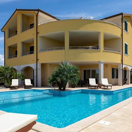 B&B Villa Oasa 1 Ровин Екстериор снимка