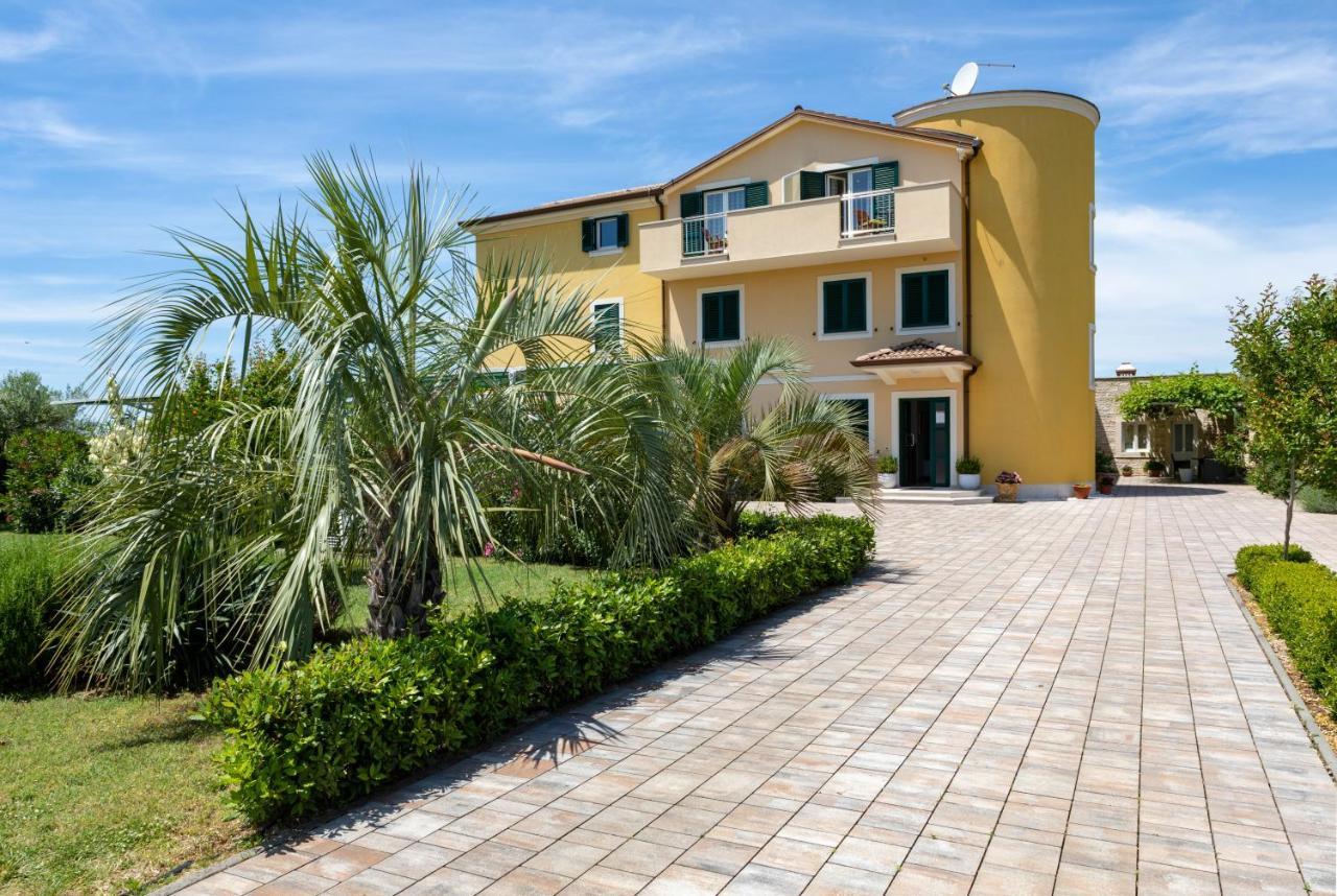B&B Villa Oasa 1 Ровин Екстериор снимка
