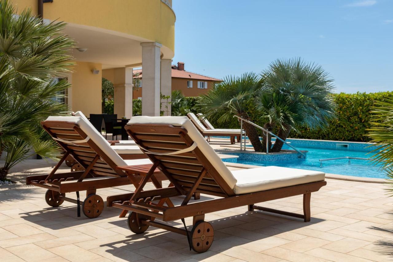 B&B Villa Oasa 1 Ровин Екстериор снимка