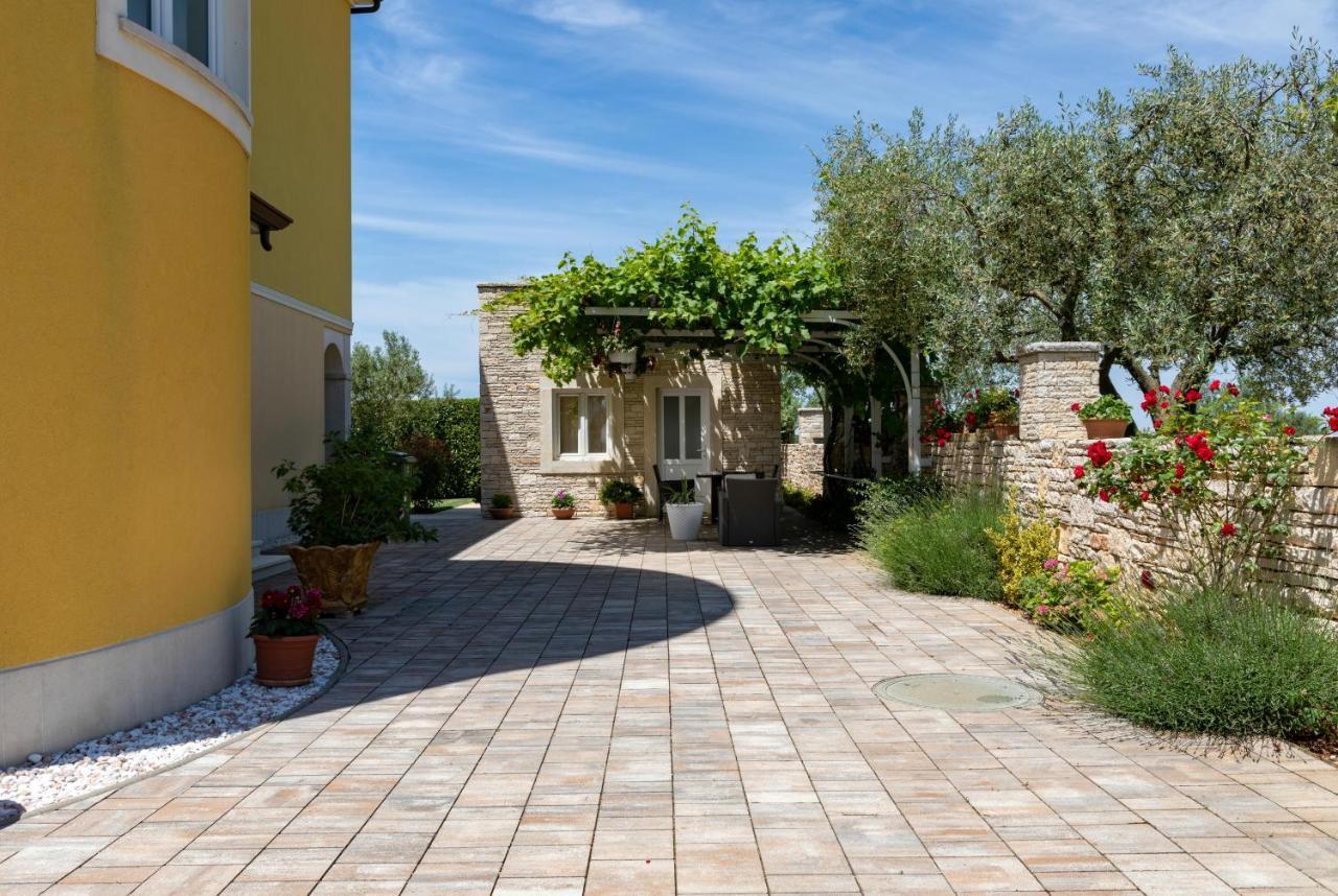 B&B Villa Oasa 1 Ровин Екстериор снимка