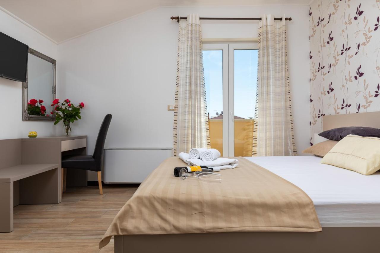 B&B Villa Oasa 1 Ровин Екстериор снимка