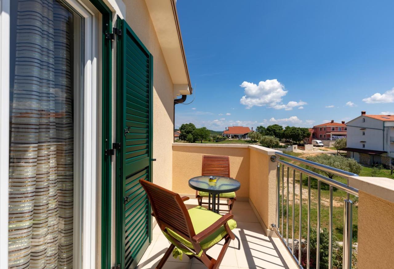 B&B Villa Oasa 1 Ровин Екстериор снимка