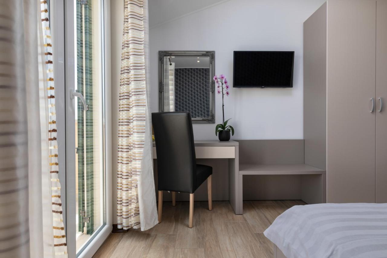 B&B Villa Oasa 1 Ровин Екстериор снимка