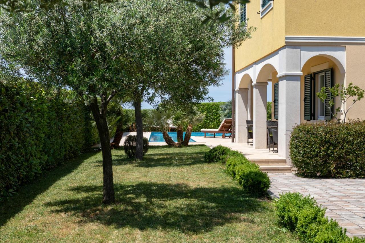 B&B Villa Oasa 1 Ровин Екстериор снимка