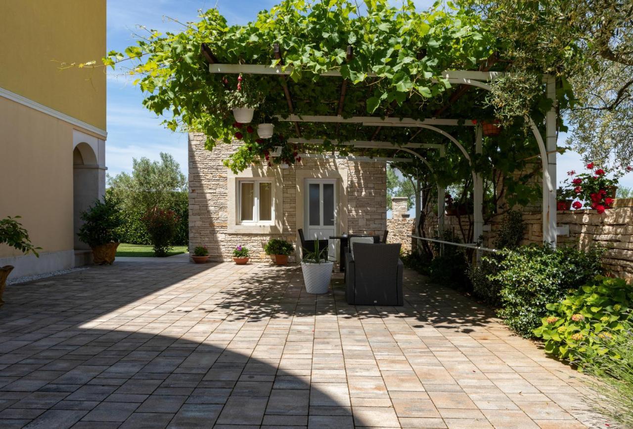 B&B Villa Oasa 1 Ровин Екстериор снимка
