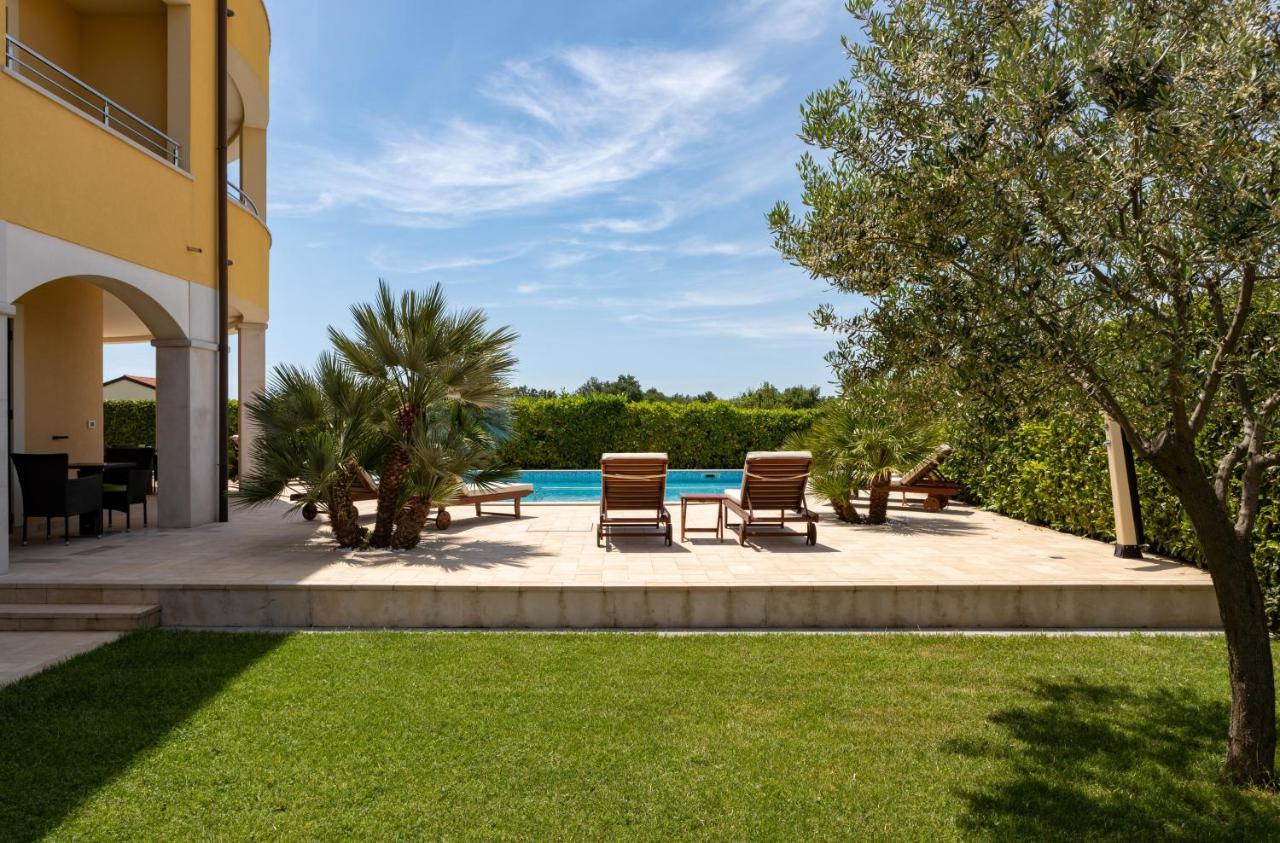 B&B Villa Oasa 1 Ровин Екстериор снимка