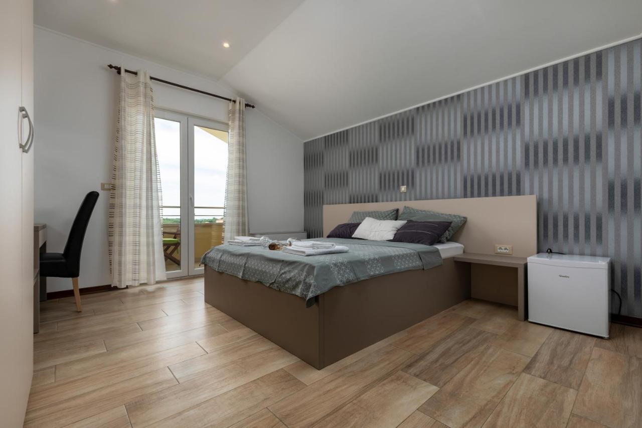 B&B Villa Oasa 1 Ровин Екстериор снимка