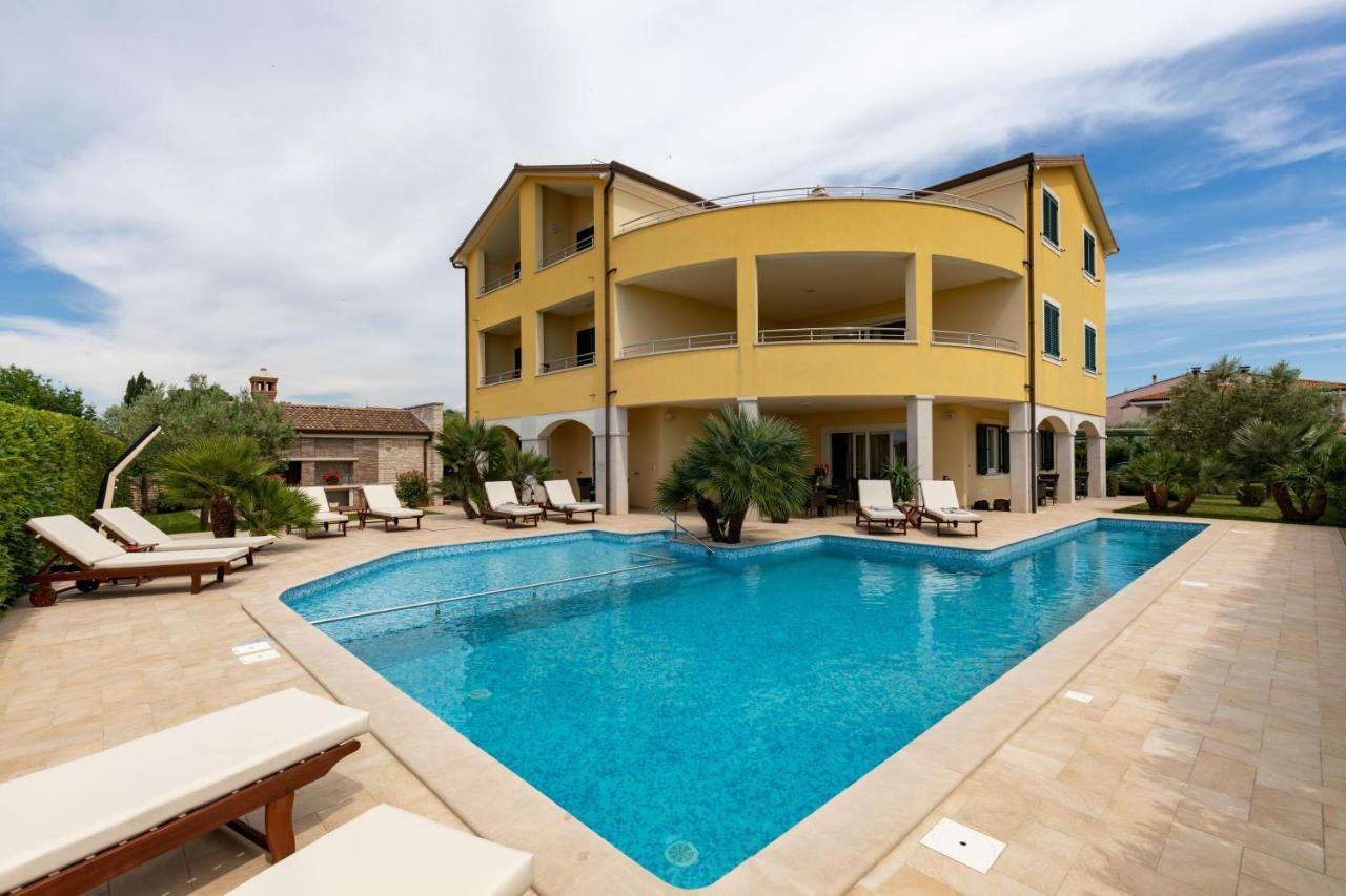 B&B Villa Oasa 1 Ровин Екстериор снимка